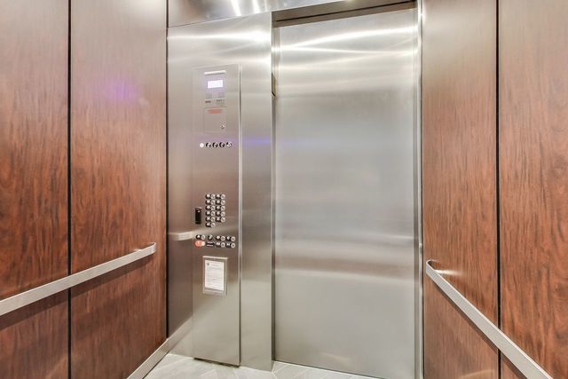 39 North Aberdeen Street, Unit 4S Chicago, IL 60607 - Photo 23 of 28 a bathroom with a glass shower door