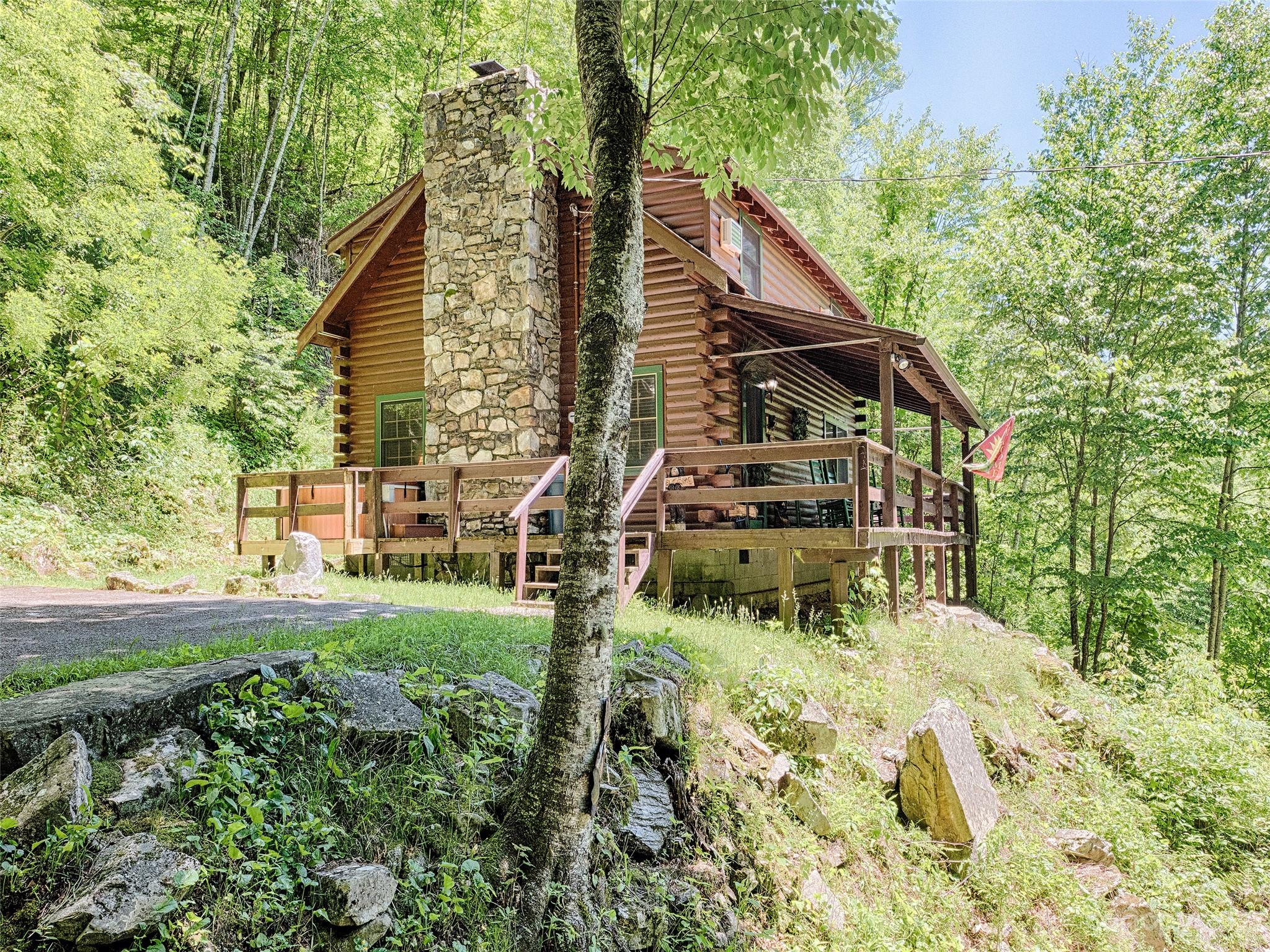 a view of a house with backyard