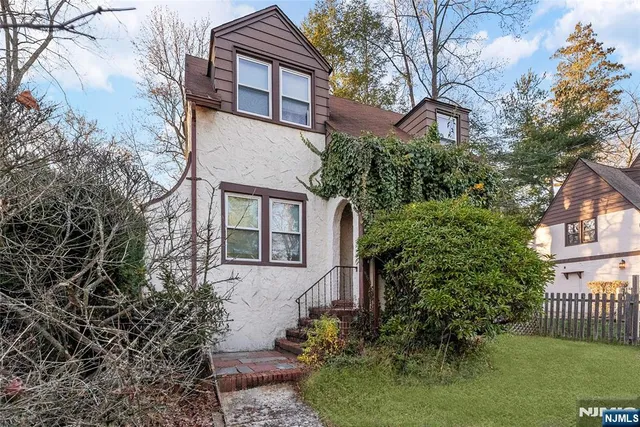 $799,900 | 43 Esmond Place, Tenafly, NJ 07670
