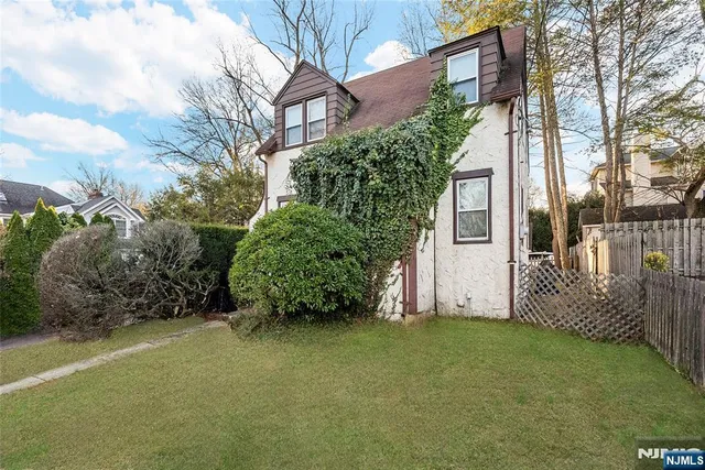 $799,900 | 43 Esmond Place, Tenafly, NJ 07670