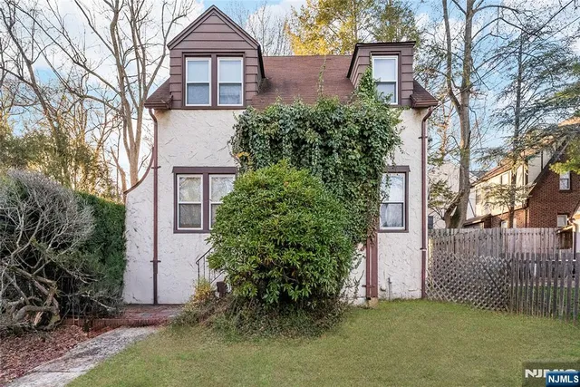 $799,900 | 43 Esmond Place, Tenafly, NJ 07670