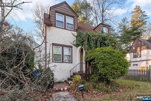 $799,900 | 43 Esmond Place, Tenafly, NJ 07670