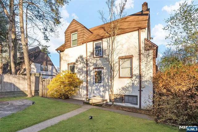 $799,900 | 43 Esmond Place, Tenafly, NJ 07670