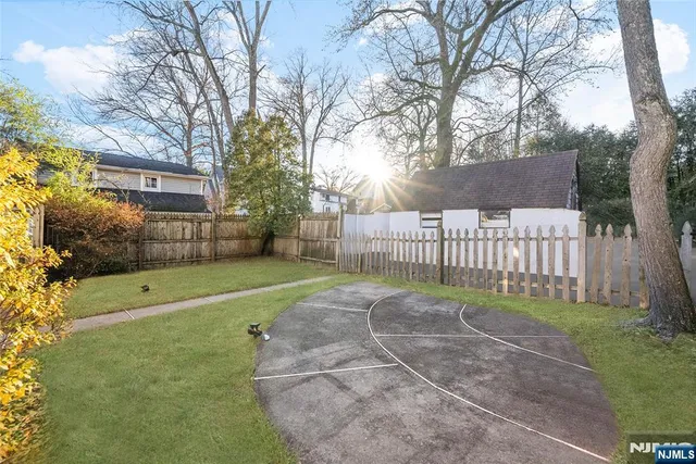 $799,900 | 43 Esmond Place, Tenafly, NJ 07670