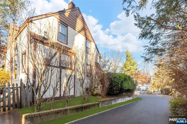 $799,900 | 43 Esmond Place, Tenafly, NJ 07670