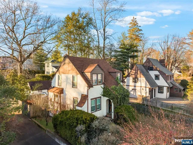 $799,900 | 43 Esmond Place, Tenafly, NJ 07670