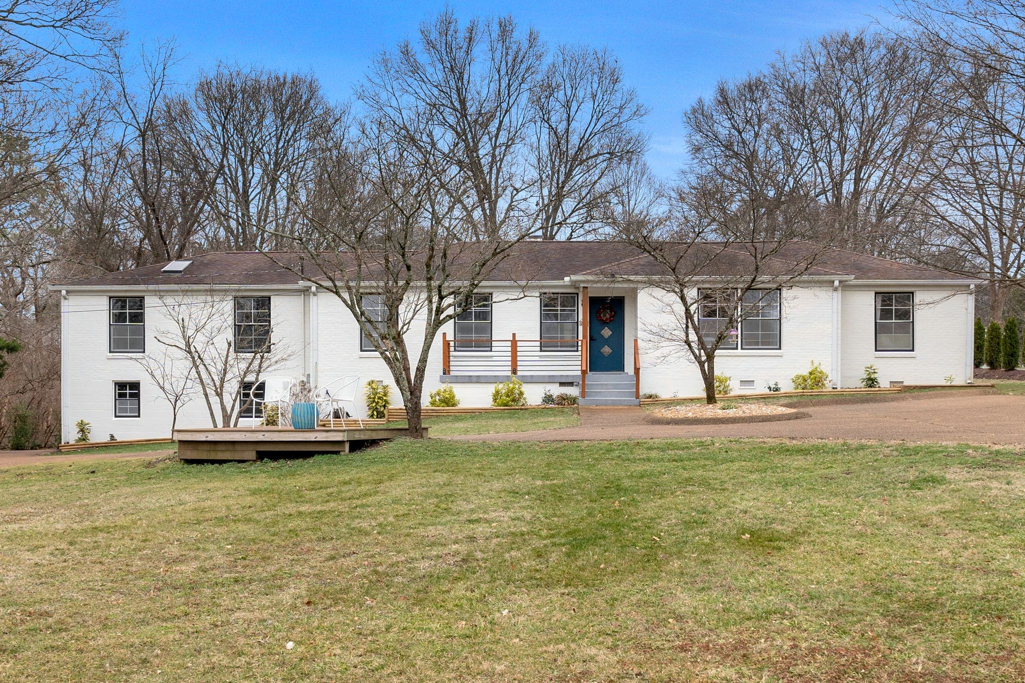 711 Davidson Road Nashville, TN 37205 - Photo 1 of 22 a front view of a house with garden