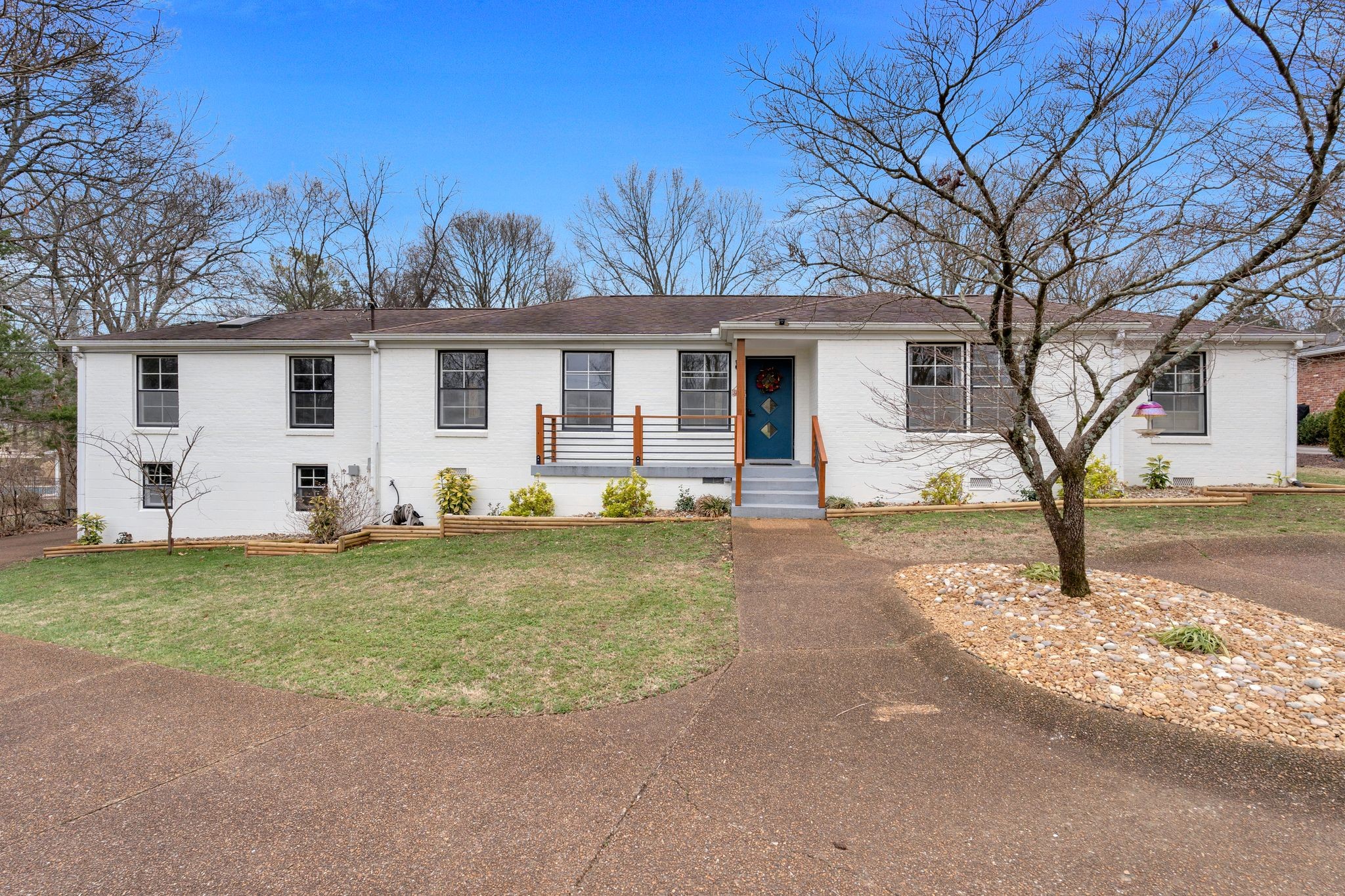 711 Davidson Road Nashville, TN 37205 - Photo 2 of 22 a front view of house with yard and trees around