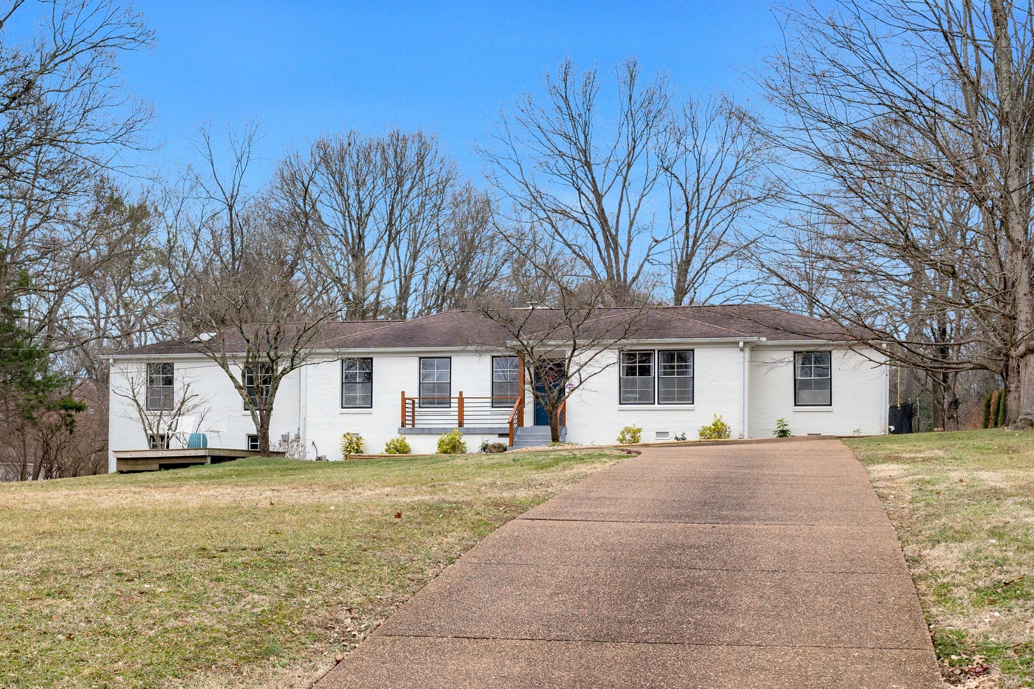 711 Davidson Road Nashville, TN 37205 - Photo 3 of 22 a front view of house with yard and trees around