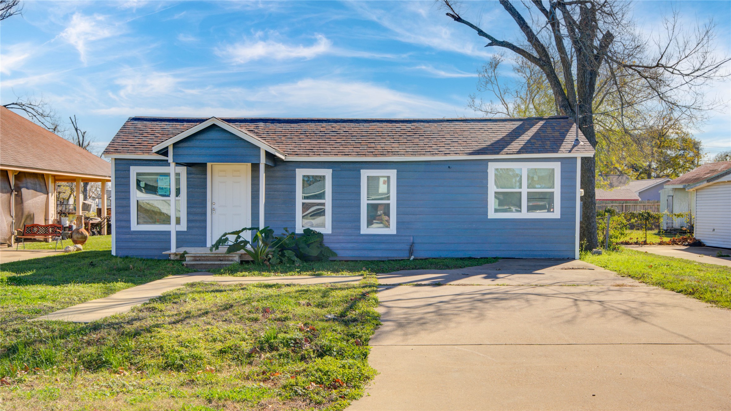 207 East Bernard Street Clute, TX 77531 - Photo 2 of 25 a view of house with yard