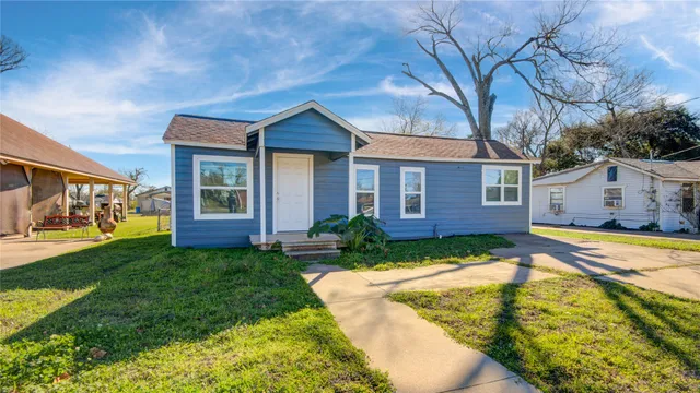 a view of a house with a yard