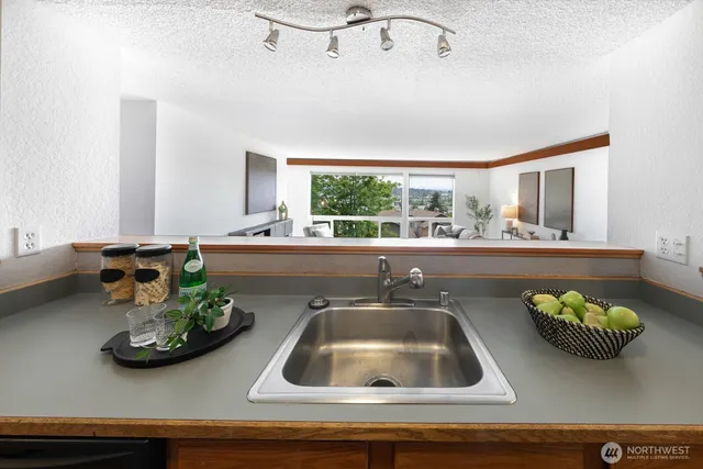 $499,950 | 2500 West Manor Place, Unit 216, Seattle, WA 98199