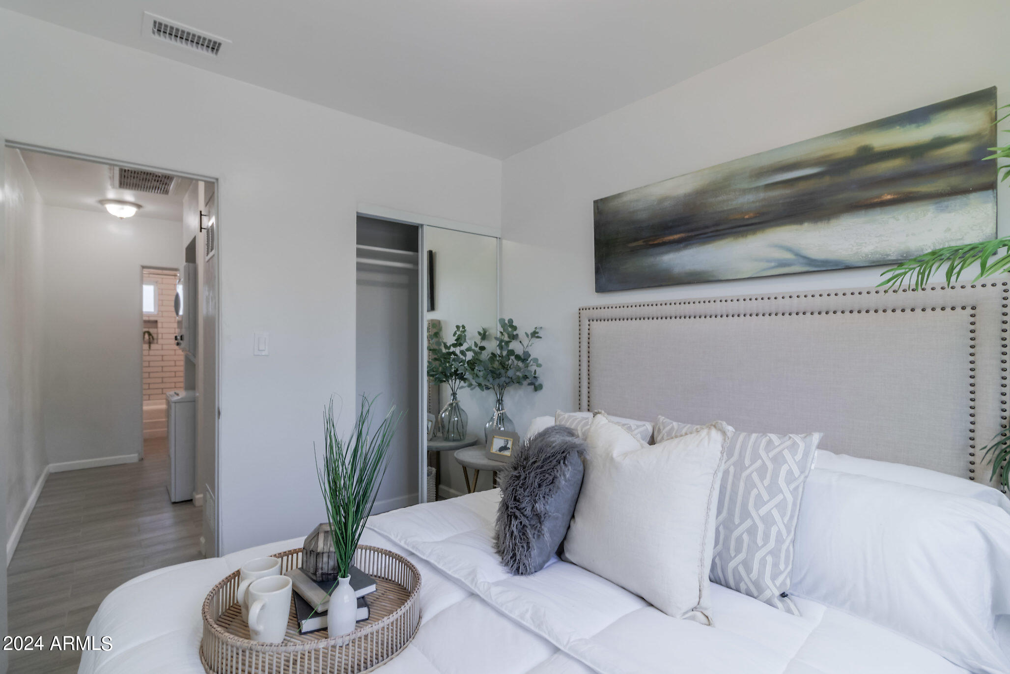 1649 East Oak Street, Unit 1 Phoenix, AZ 85006 - Photo 8 of 14 a living room with furniture and a potted plant