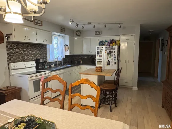 $215,000 | 30171 Grandview Terrace, Mackinaw, IL 61755