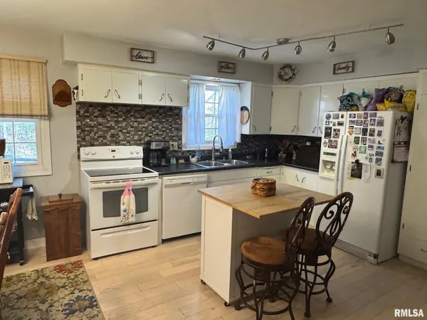 $215,000 | 30171 Grandview Terrace, Mackinaw, IL 61755