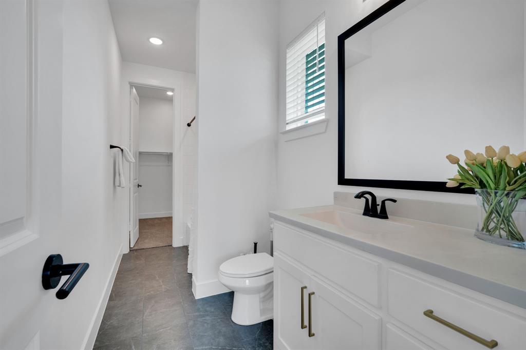 1516 M3 Ranch Road Mansfield, TX 76063 - Photo 26 of 40 Downstairs ensuite bathroom and walk in closet.