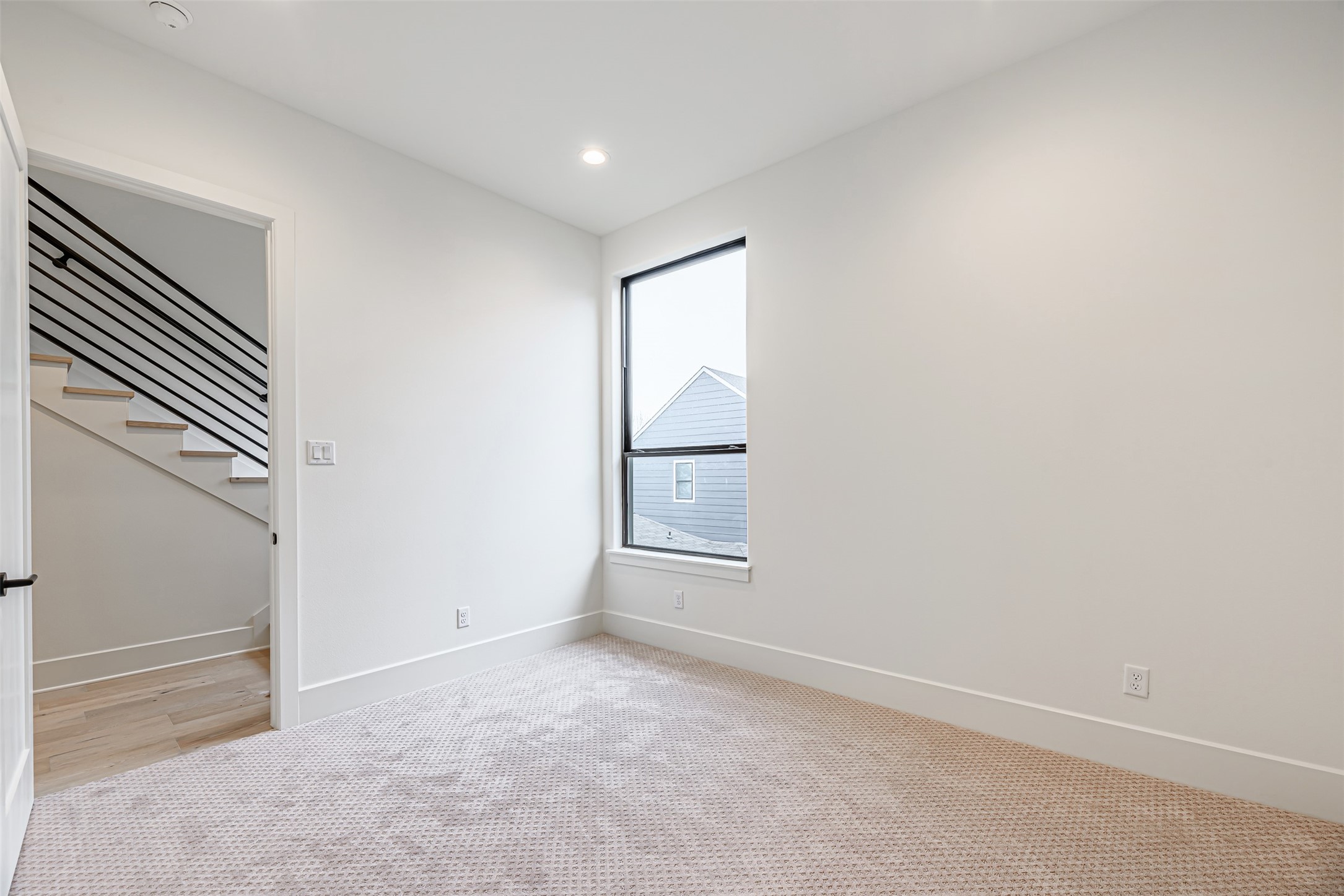 1104 West 9th Street Houston, TX 77007 - Photo 18 of 25 an empty room with windows and closet
