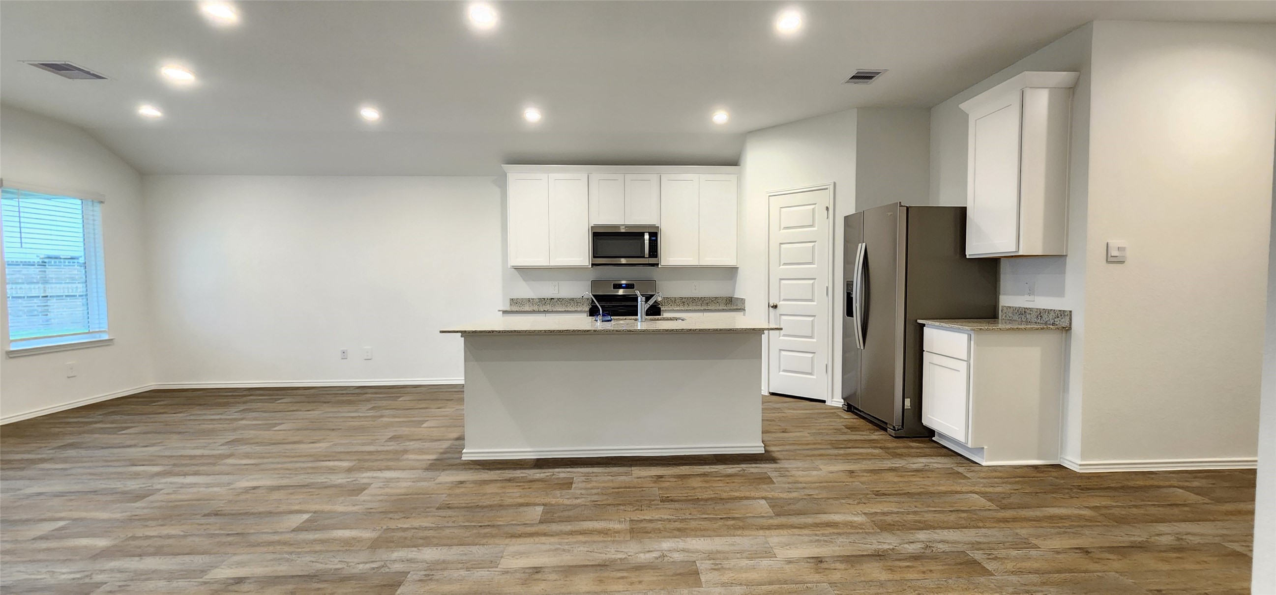 3610 Lanercost Lane Fulshear, TX 77441 - Photo 5 of 38 Kitchen w/ island