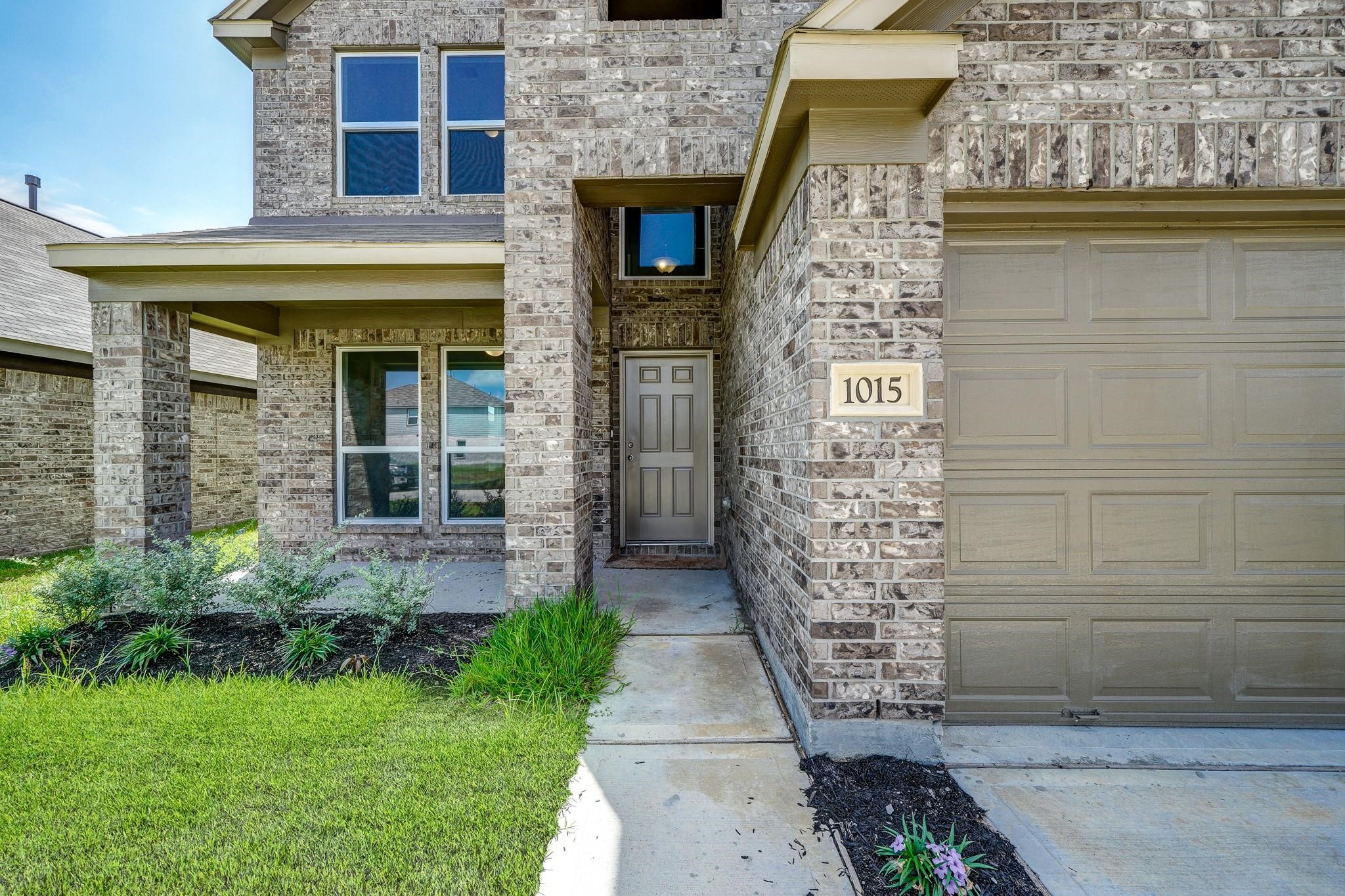 1015 Willowick Road Houston, TX 77090 - Photo 7 of 42 Enter and feel the inviting warmth of this lovely home.