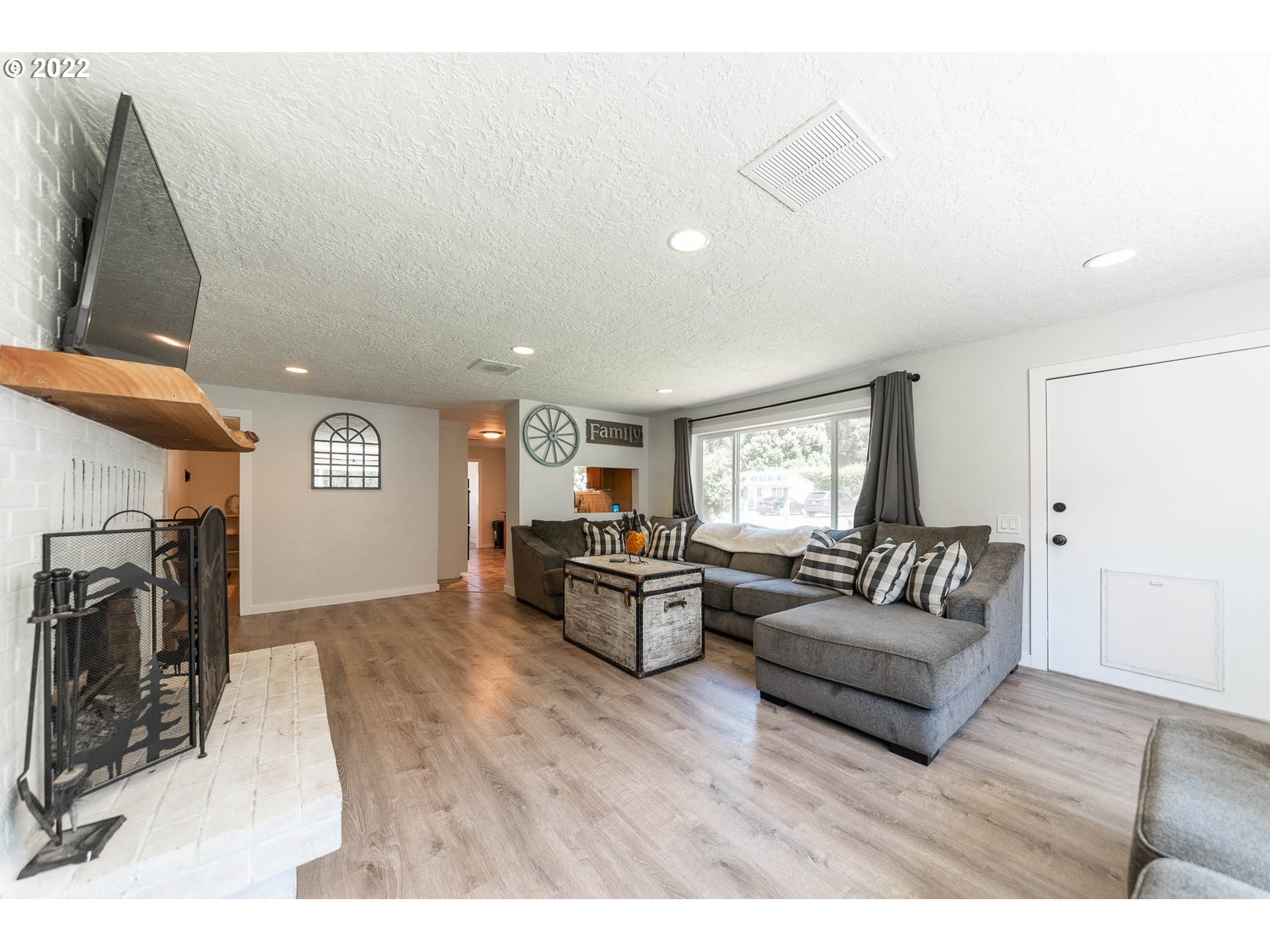 27321 Clear Lake Road Eugene, OR 97402 - Photo 5 of 32 Gallery Image 5