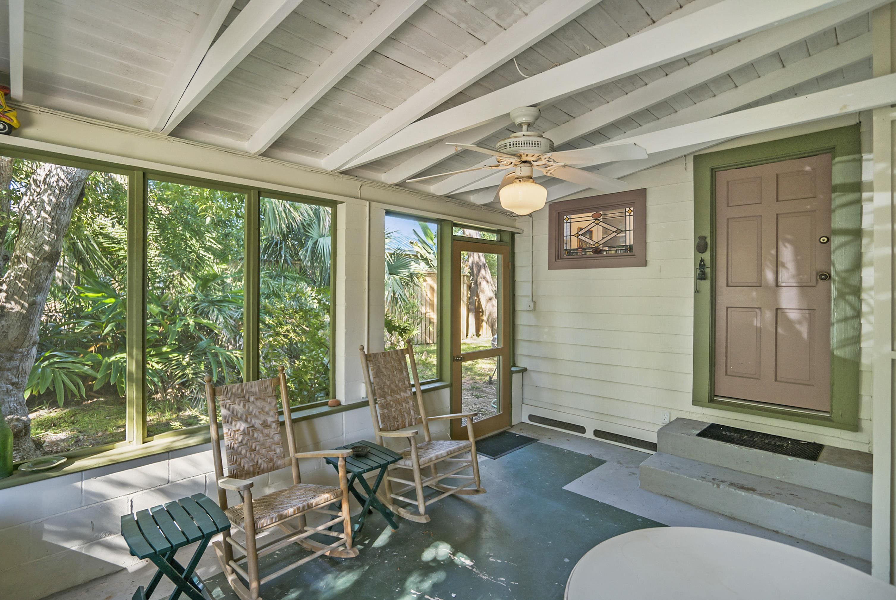131 Washington Street St. Augustine, FL 32084 - Photo 20 of 33 a living room with furniture and a window