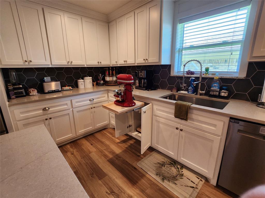1023 Ridgefield Drive Plano, TX 75075 - Photo 14 of 39 a kitchen with appliances a sink and cabinets