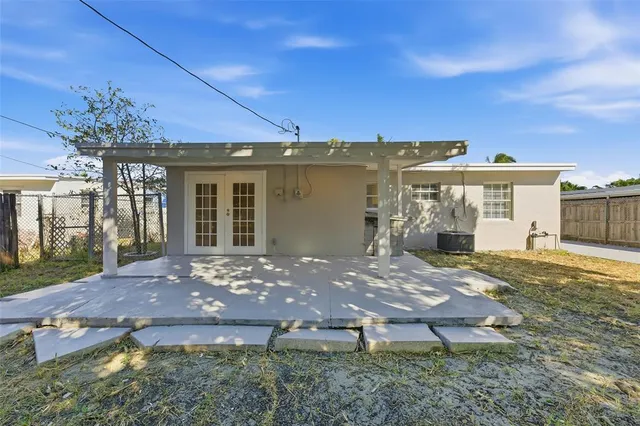a view of a house with backyard and sitting area