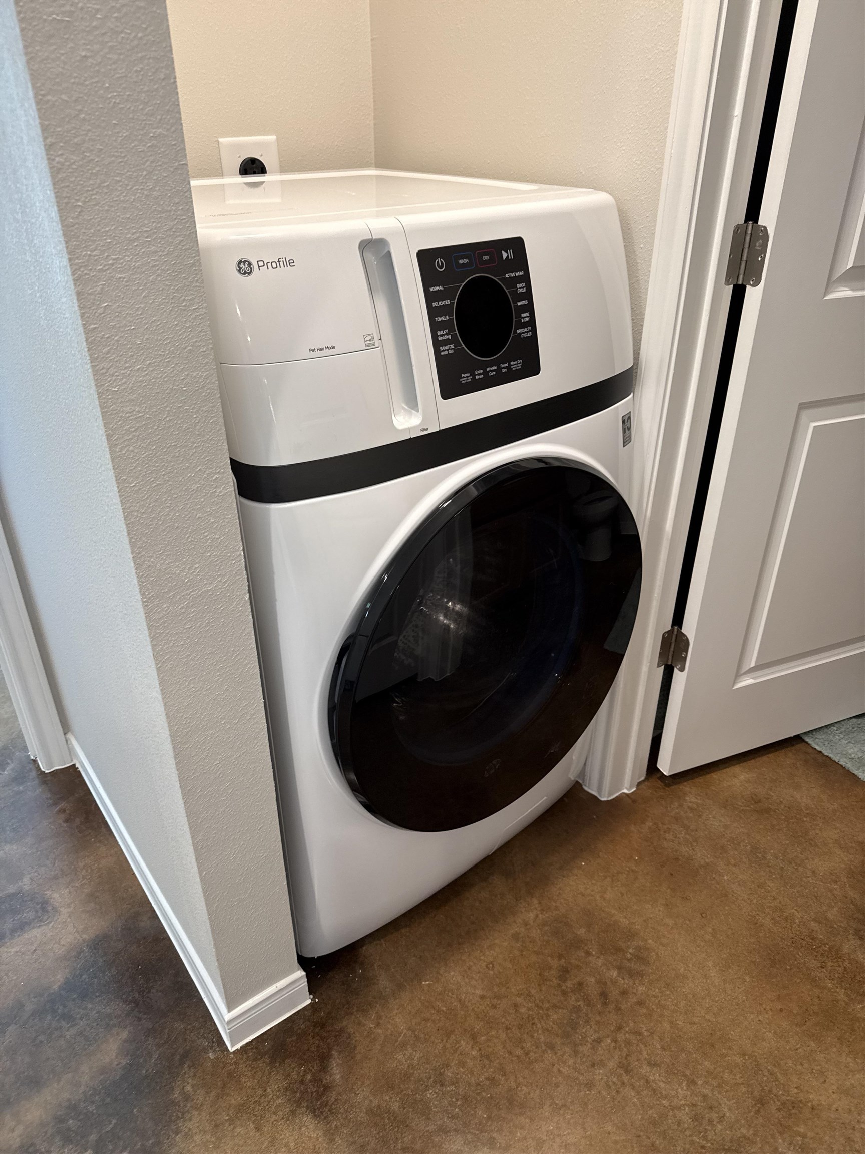 1704 East 3rd Street Lampasas, TX 76550 - Photo 11 of 11 a utility room with dryer and washer