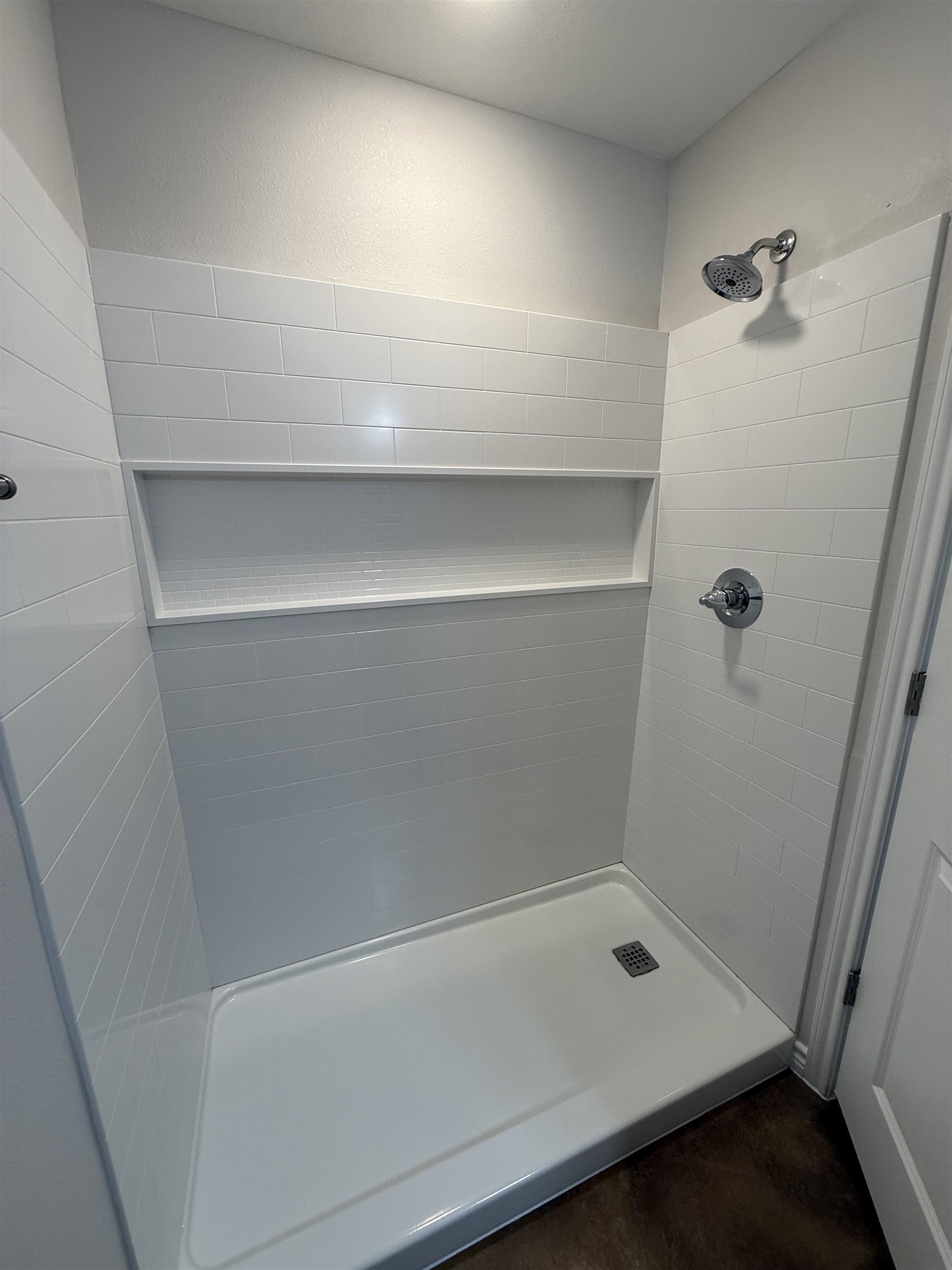 1704 East 3rd Street Lampasas, TX 76550 - Photo 7 of 11 a bathroom with a bathtub