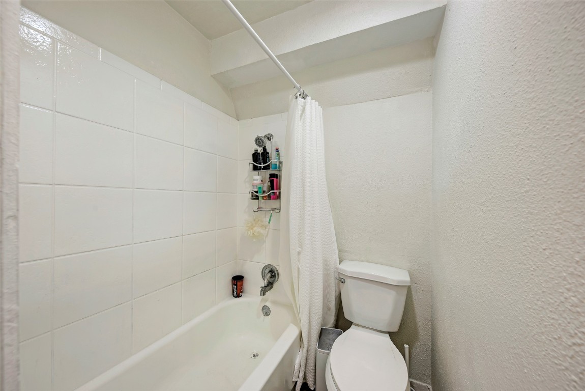 3102 Cedar Street, Unit A Austin, TX 78705 - Photo 21 of 23 a bathroom with a toilet and a bathtub