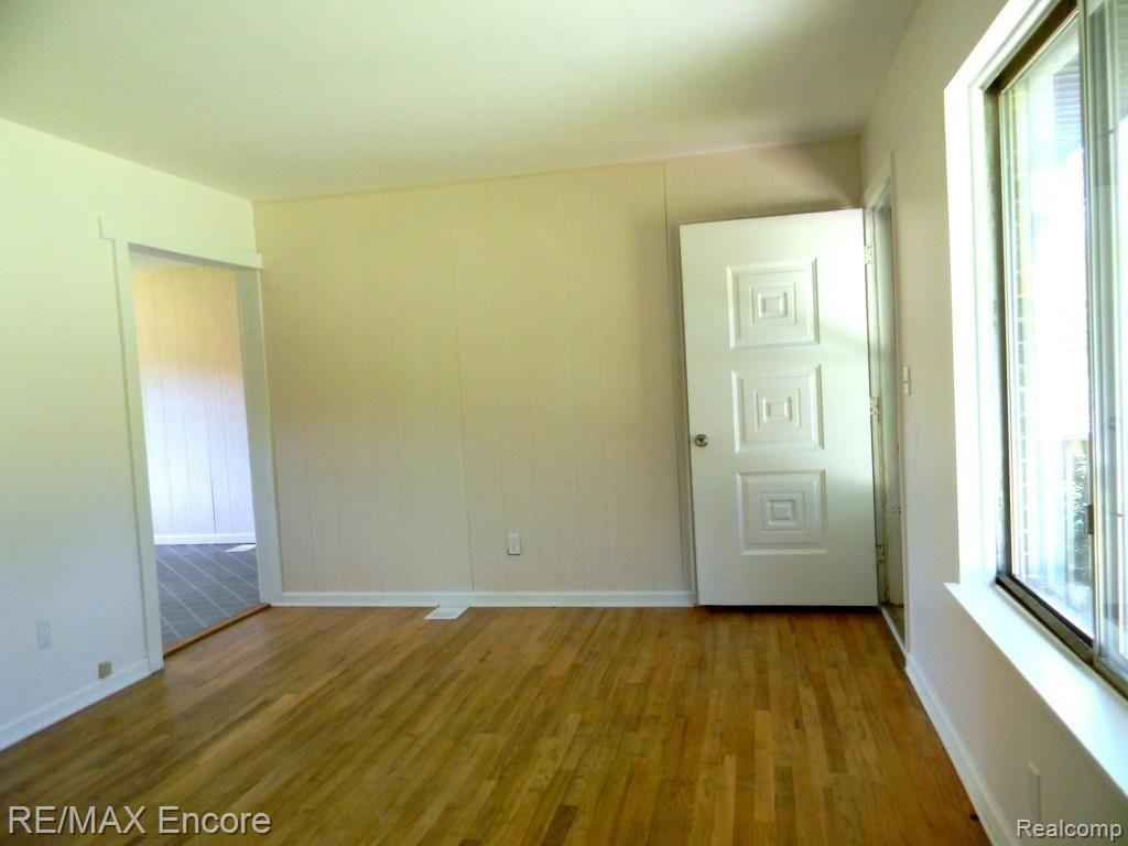 9475 Oakhill Road Holly, MI 48442 - Photo 7 of 32 Living rm * Beautiful Hardwood floors*Large picture window*