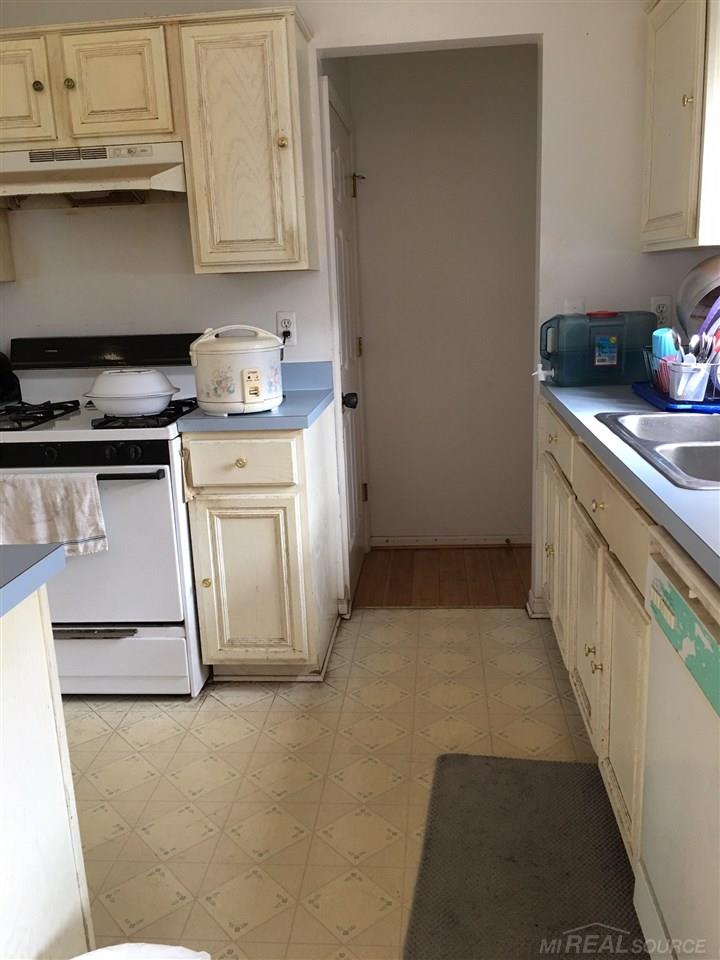 8410 Toepfer Road Warren, MI 48089 - Photo 6 of 29 31337163-5.JPG