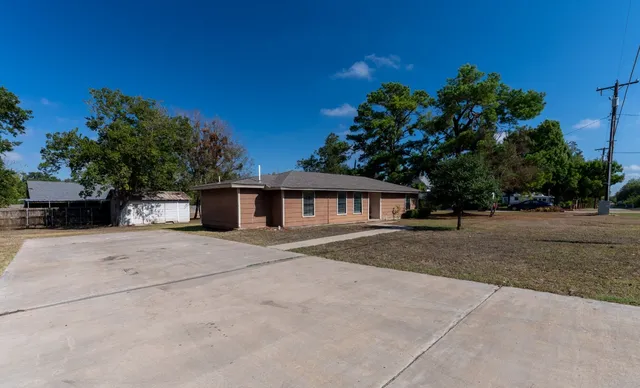 $1,800 | 606 East 2nd Street, Elgin, TX 78621