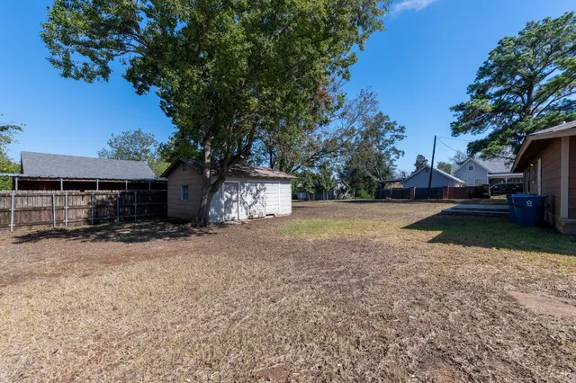 $1,800 | 606 East 2nd Street, Elgin, TX 78621