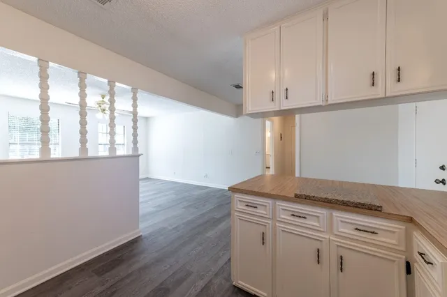 $1,800 | 606 East 2nd Street, Elgin, TX 78621