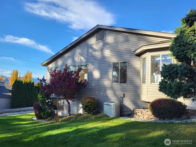 a view of a house with backyard and porch