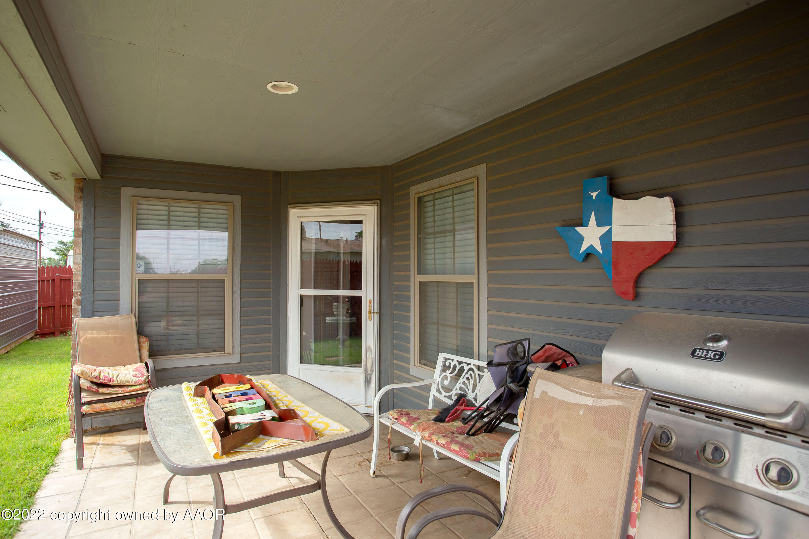 2601 Eagle Point Drive Amarillo, TX 79103 - Photo 19 of 23 a living room with furniture and a floor to ceiling window