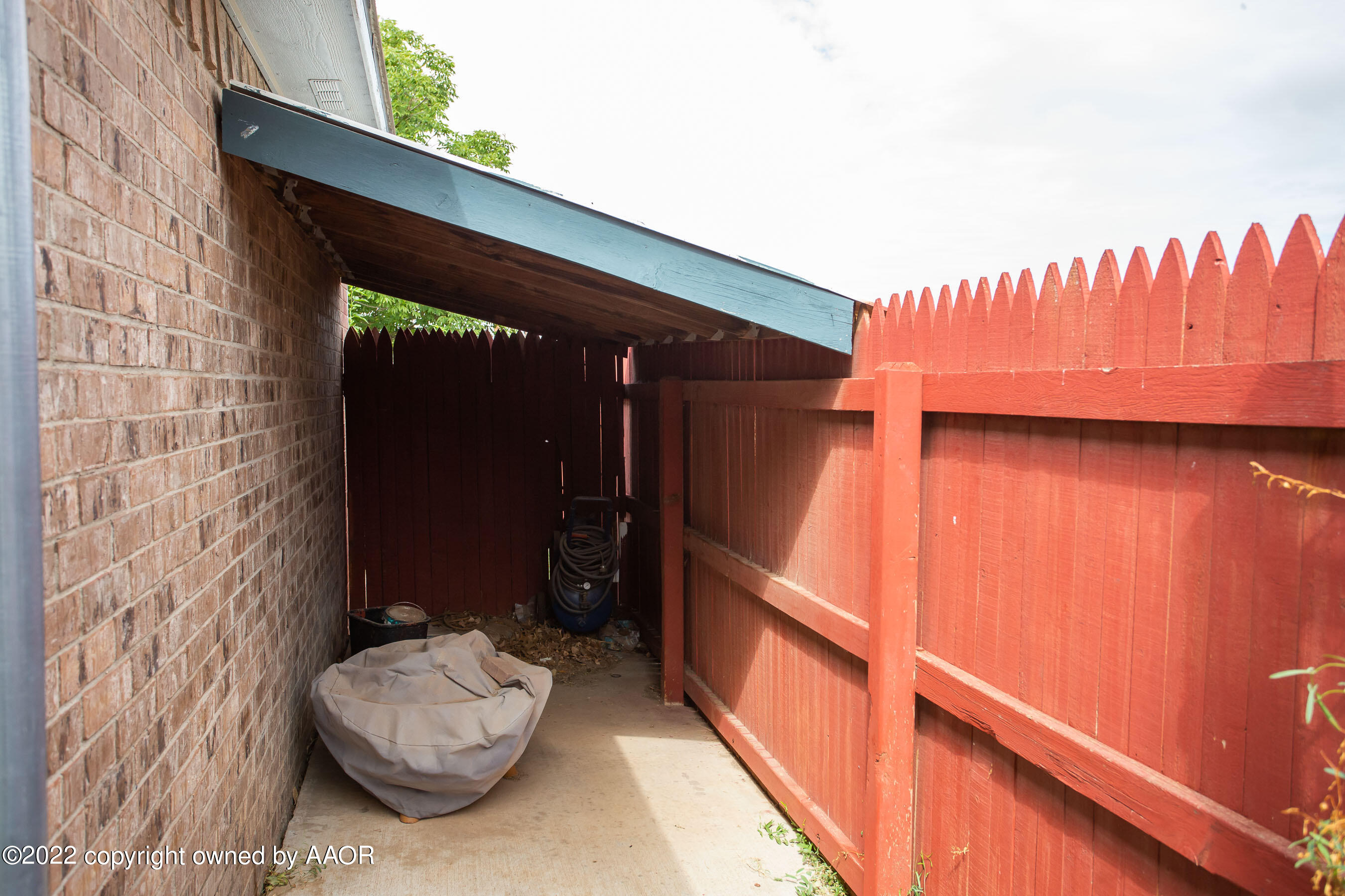 2601 Eagle Point Drive Amarillo, TX 79103 - Photo 23 of 23 a bathroom with a sink and a mirror