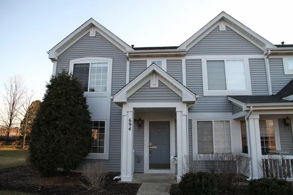 $2,200 | 694 Lincoln Station Drive, Unit 694, Oswego, IL 60543