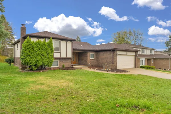 $525,000 | 306 Antoinette Drive, Rochester Hills, MI 48309