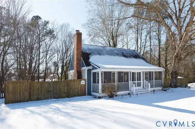 a view of house with a yard