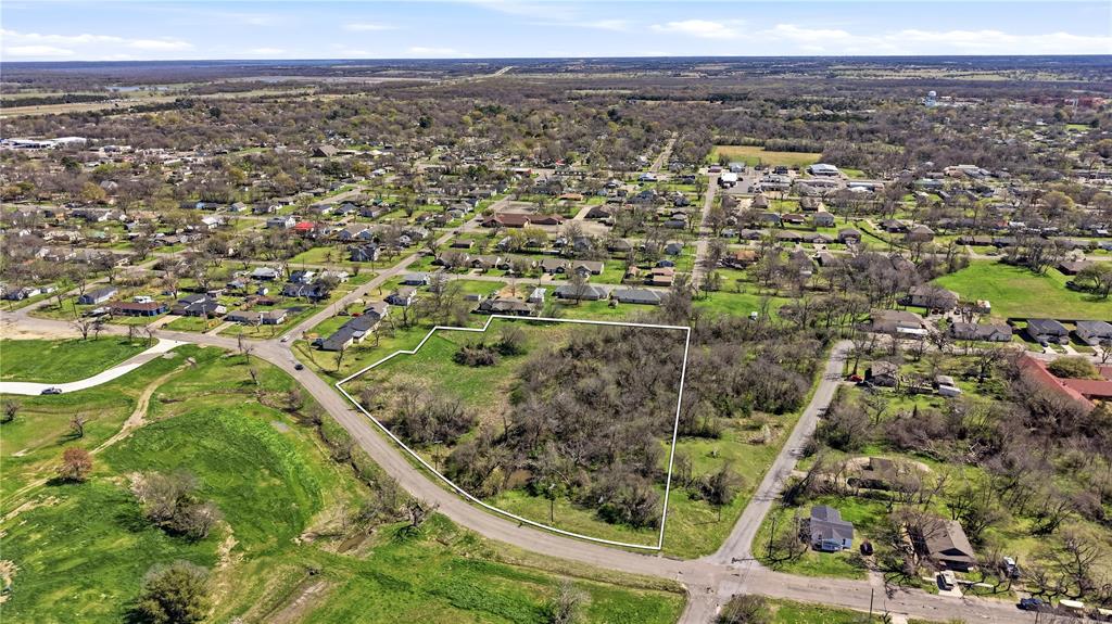 1700 Agnew Street Bonham, TX 75418 - Photo 2 of 14 a view of a city