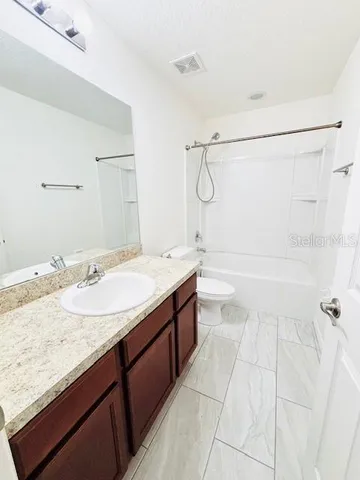 en empty room with wooden floor and windows