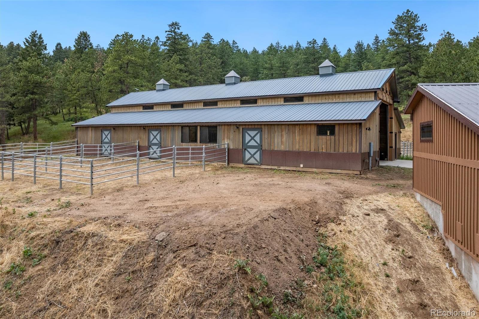 10013 McKinney Road Littleton, CO 80127 - Photo 22 of 50 a backyard of a house with table and chairs