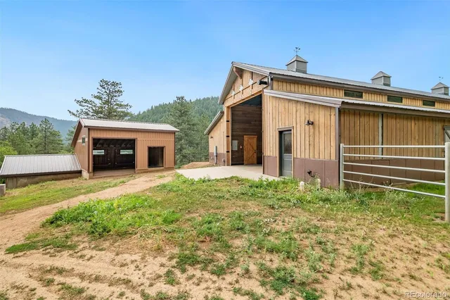a view of a house with backyard and garden
