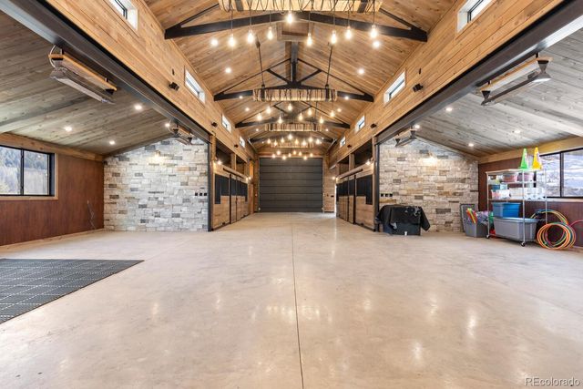 a view of a big room with a garage