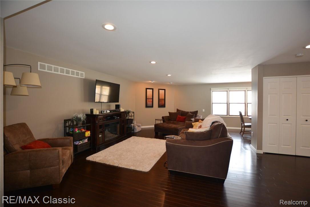 22529 Sheridan Road Novi, MI 48375 - Photo 3 of 17 Huge Great Room