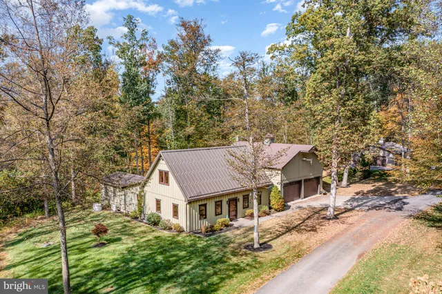 a view of entryway with fire pit