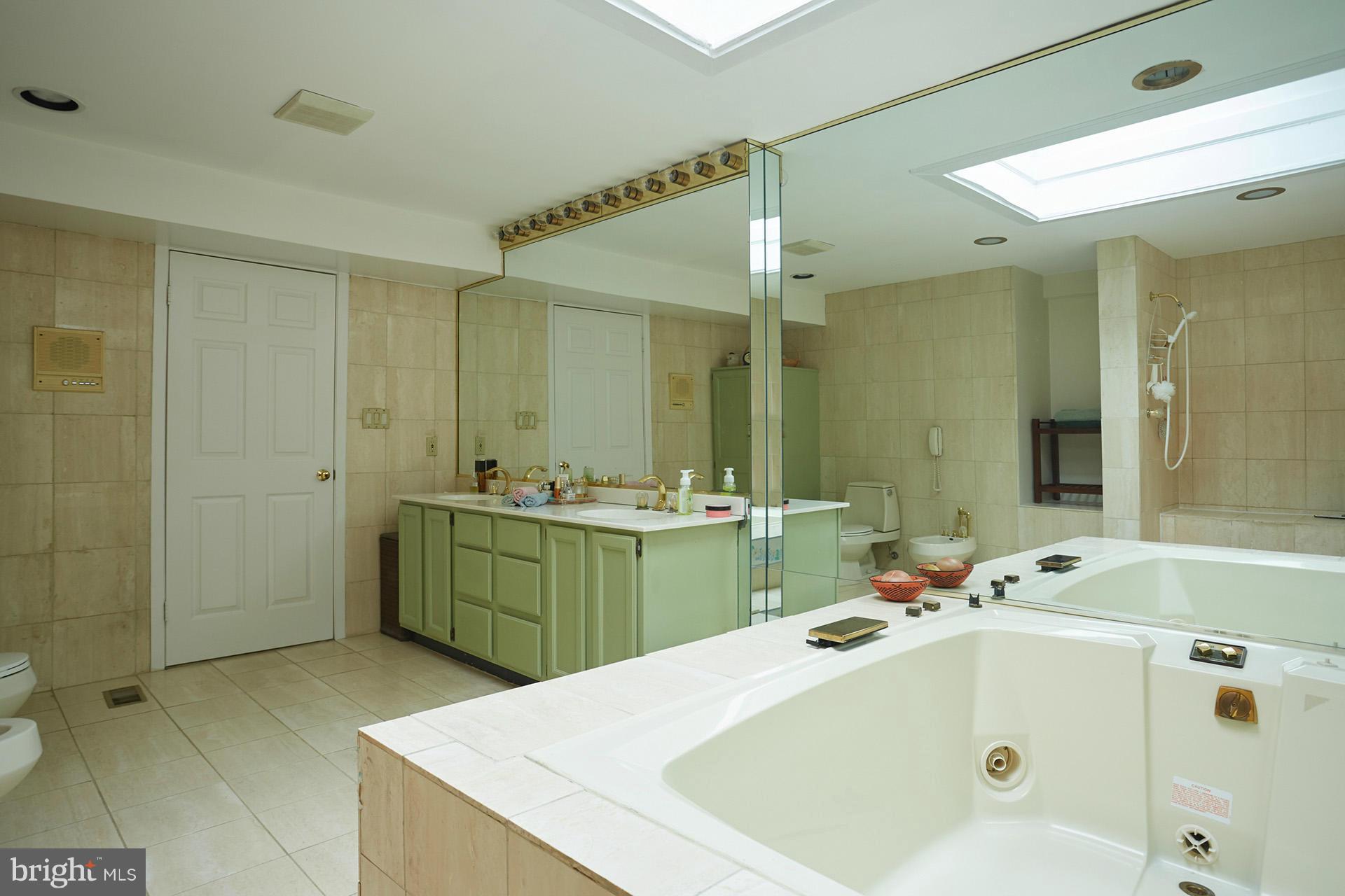 7901 Burdette Road Bethesda, MD 20817 - Photo 20 of 30 Bath (Master)
