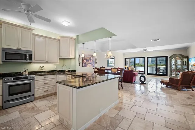 $899,000 | 523 La Peninsula Boulevard, Unit 523, Naples, FL 34113